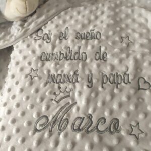 MANTITA CON FRASE PERSONALIZADA GRIS MAS DOUDO PERSONALIZADO