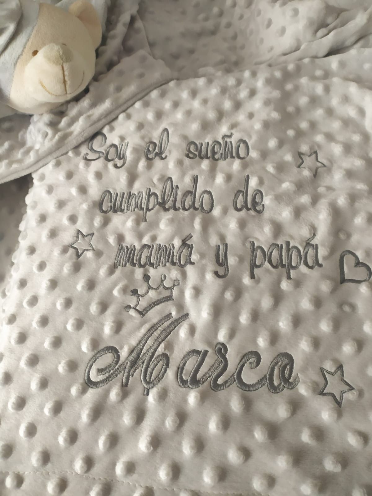 MANTITA CON FRASE PERSONALIZADA GRIS MAS DOUDO PERSONALIZADO
