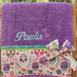 Toalla morada personalizada carabelas
