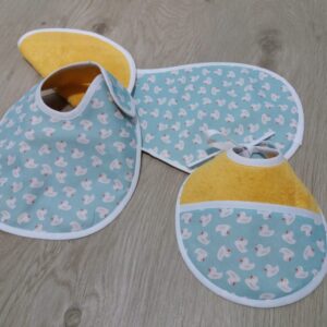 PACK 2 BABEROS Y TOALLA LACTANCIA PERSONALIZADA MODELO PATITOS