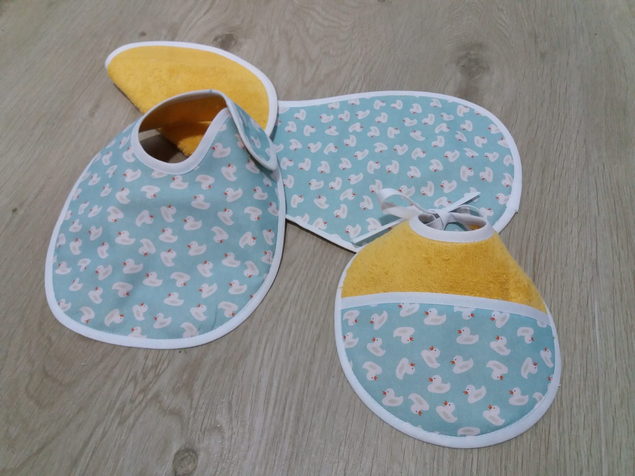 PACK 2 BABEROS Y TOALLA LACTANCIA PERSONALIZADA MODELO PATITOS