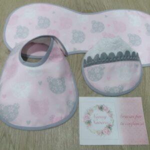 PACK 2 BABEROS Y TOALLA LACTANCIA PERSONALIZADA MODELO OSOS ROSAS