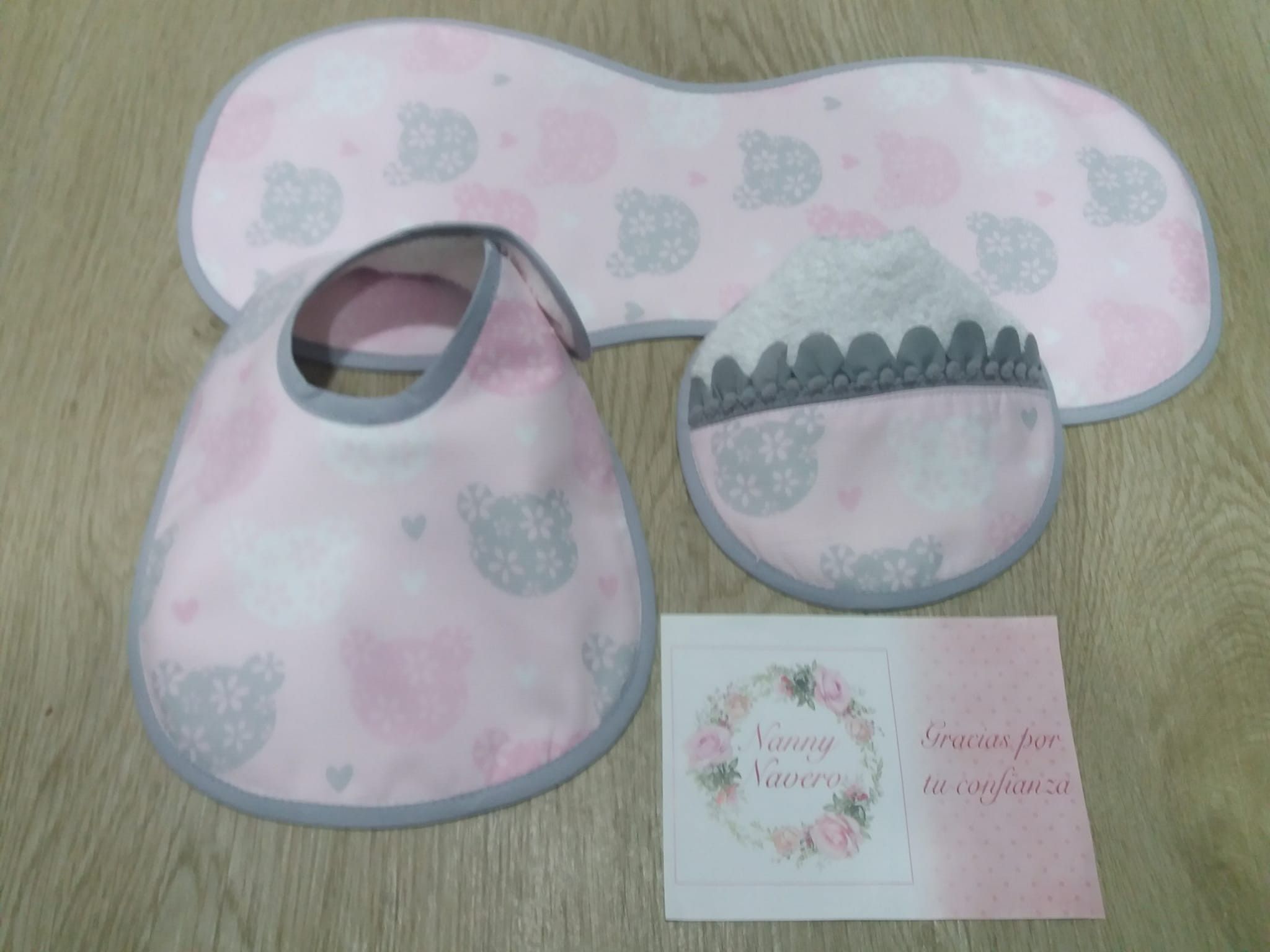 PACK 2 BABEROS Y TOALLA LACTANCIA PERSONALIZADA MODELO OSOS ROSAS