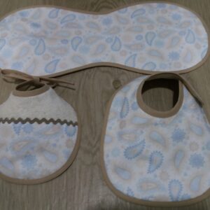 PACK 2 BABEROS Y TOALLA LACTANCIA PERSONALIZADA MODELO CACHEMIR