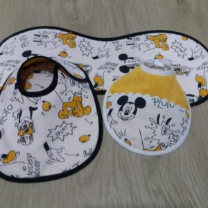 PACK 2 BABEROS Y TOALLA LACTANCIA PERSONALIZADA MODELO MICKEY YELLOW