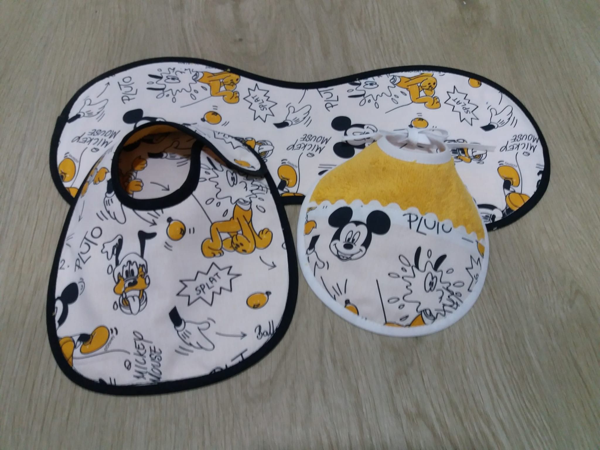 PACK 2 BABEROS Y TOALLA LACTANCIA PERSONALIZADA MODELO MICKEY YELLOW