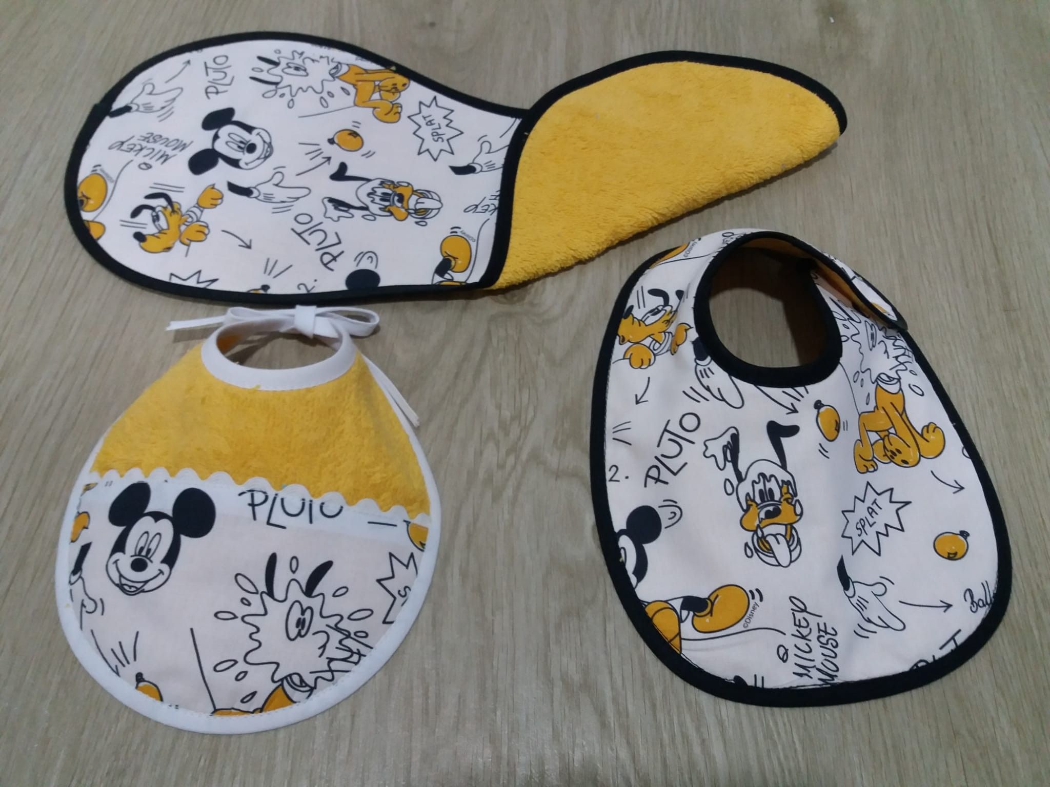 PACK 2 BABEROS Y TOALLA LACTANCIA PERSONALIZADA MODELO MICKEY YELLOW