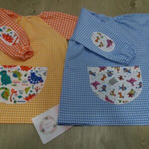 BABY GUARDERIA PERSONALIZADO CON CODERAS Y BOLSILLO MULTICOLOR