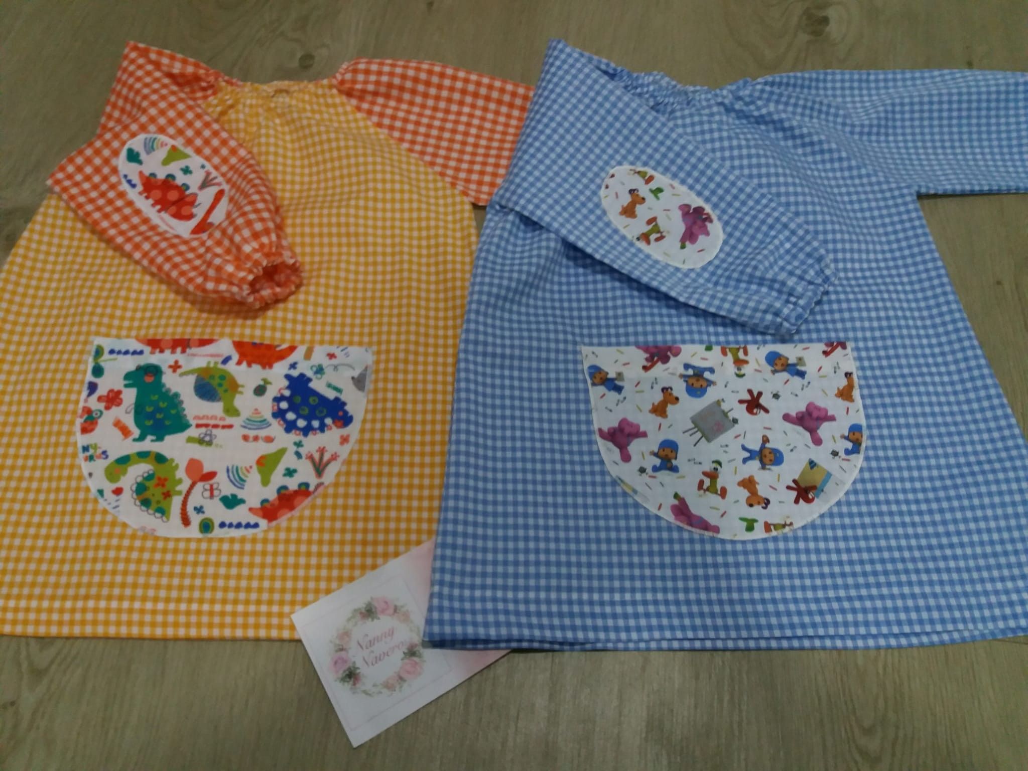 BABY GUARDERIA PERSONALIZADO CON CODERAS Y BOLSILLO MULTICOLOR