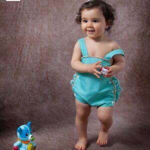 RANITA BEBE MODELO CARMEN , CON VOLANTES COLOR VERDE Y LUNAR BLANCO