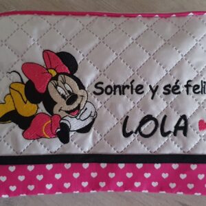 NECESER PERSONALIZADO PLASTIFICADO RATONCITA Y FRASE FUCSIA