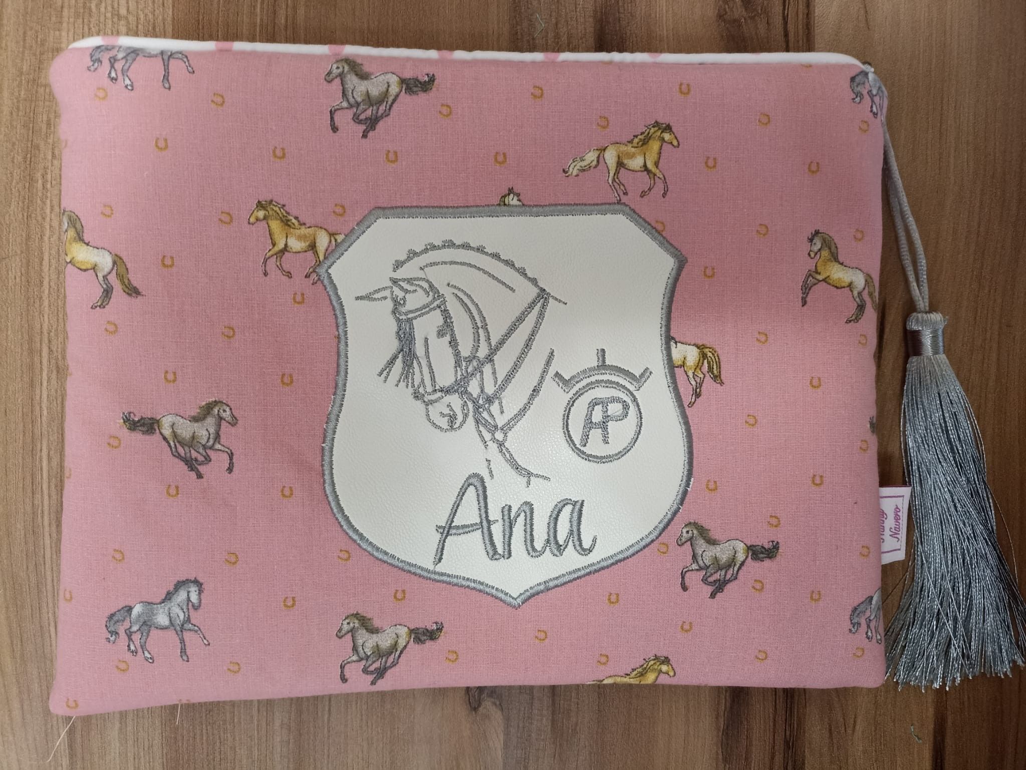 NECESER PERSONALIZADO TELA CABALLOS Y POLIPIEL