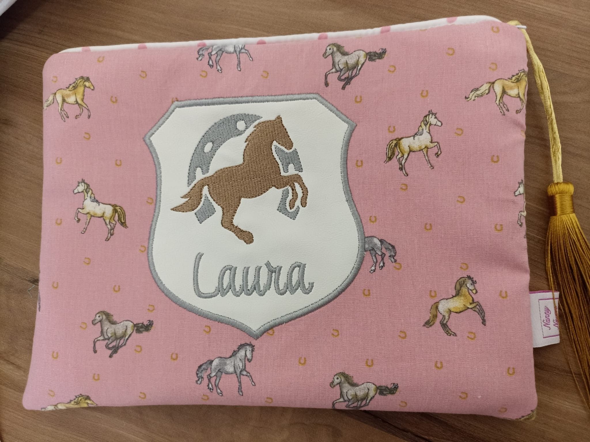 NECESER PERSONALIZADO TELA CABALLOS Y POLIPIEL