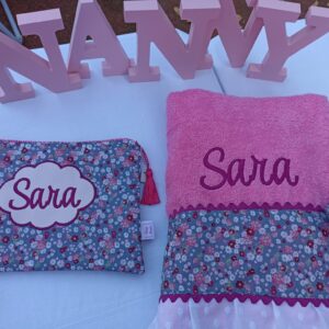 TOALLA + NECESER PERSONALIZADO FLORES LIBERTY