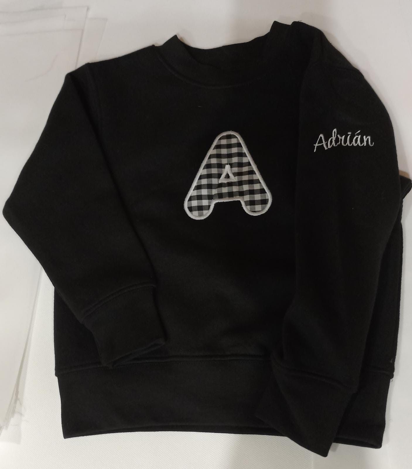 Sudadera negra inicial vichi negro