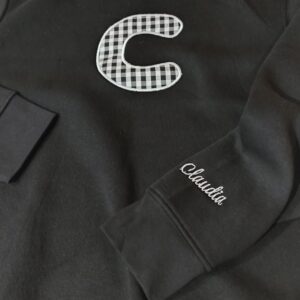 Sudadera negra inicial vichi negro con cuello