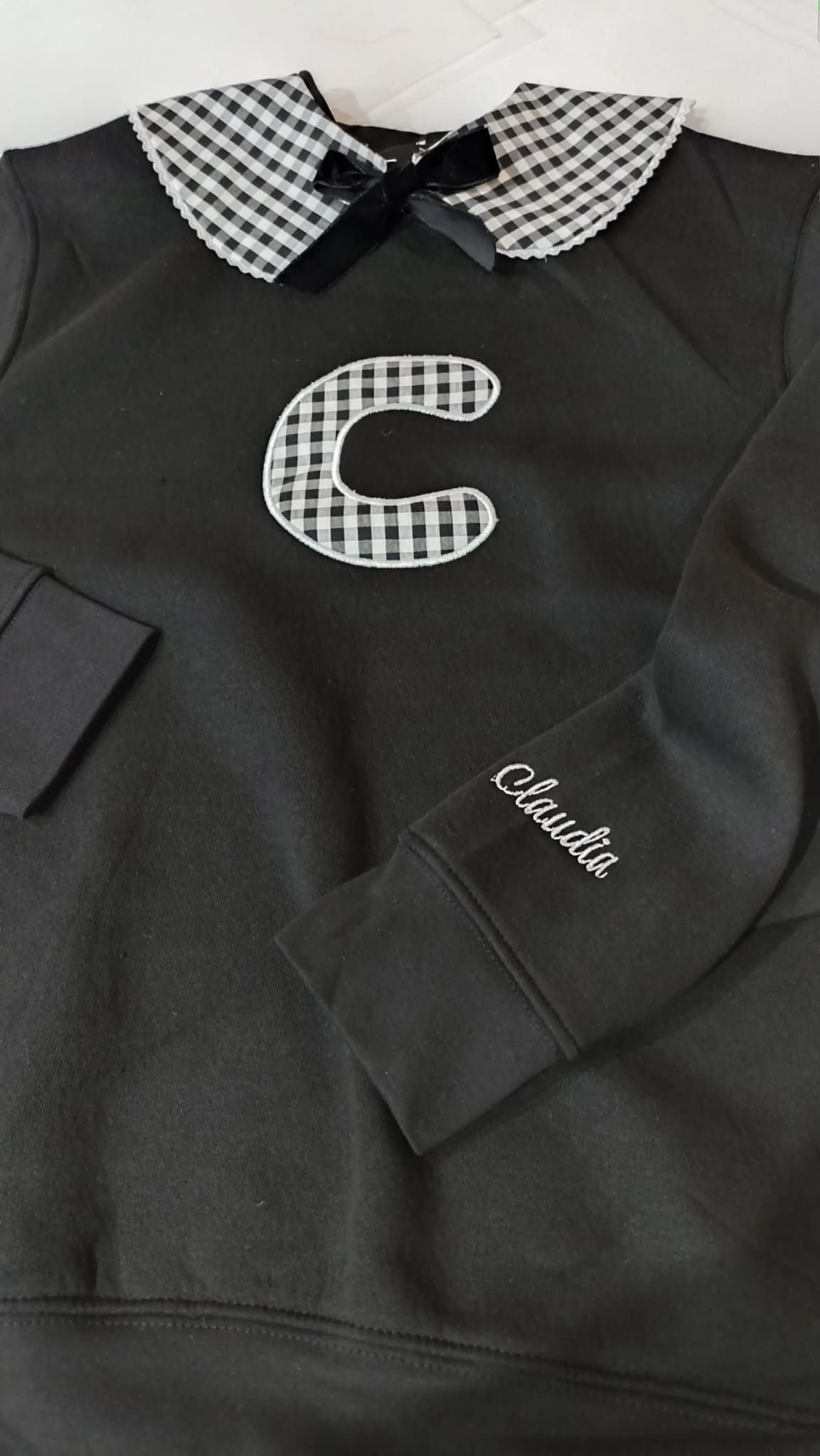 Sudadera negra inicial vichi negro con cuello