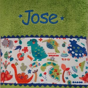 Toalla personalizada verde dino