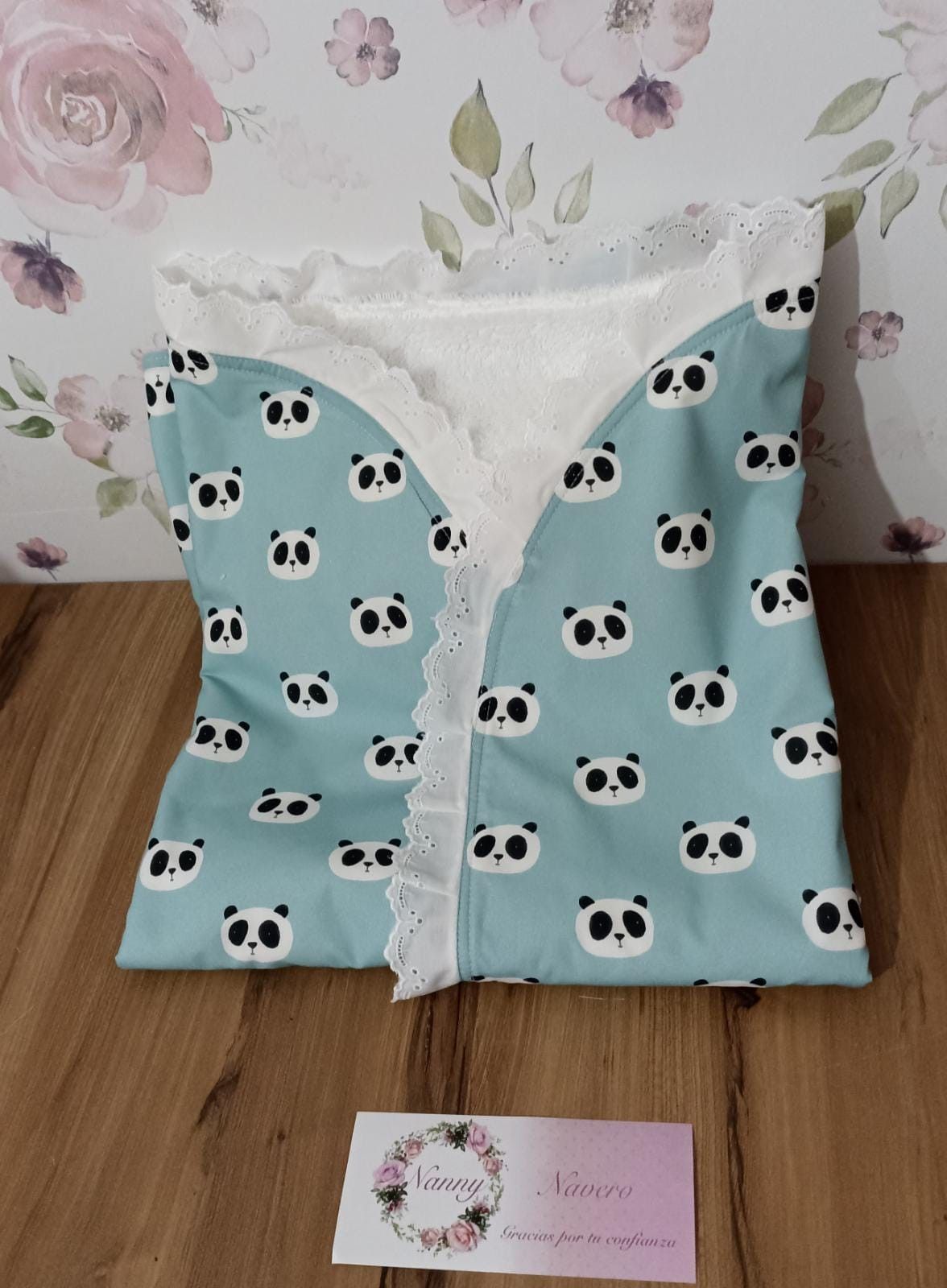 Arrullo bebe o cariñosa modelo pandas